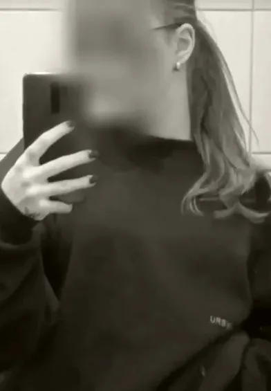 Claudia, 19