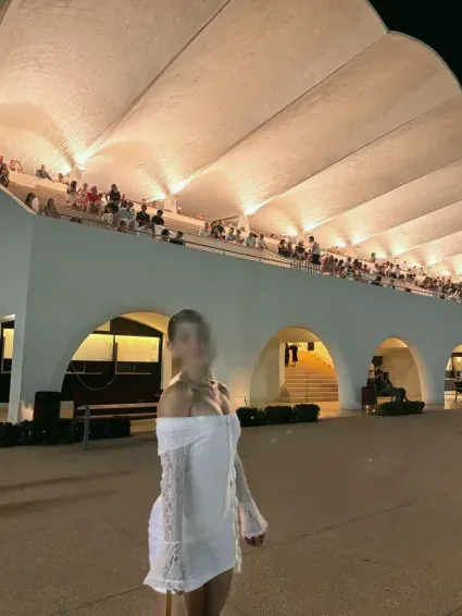 Nina, 27